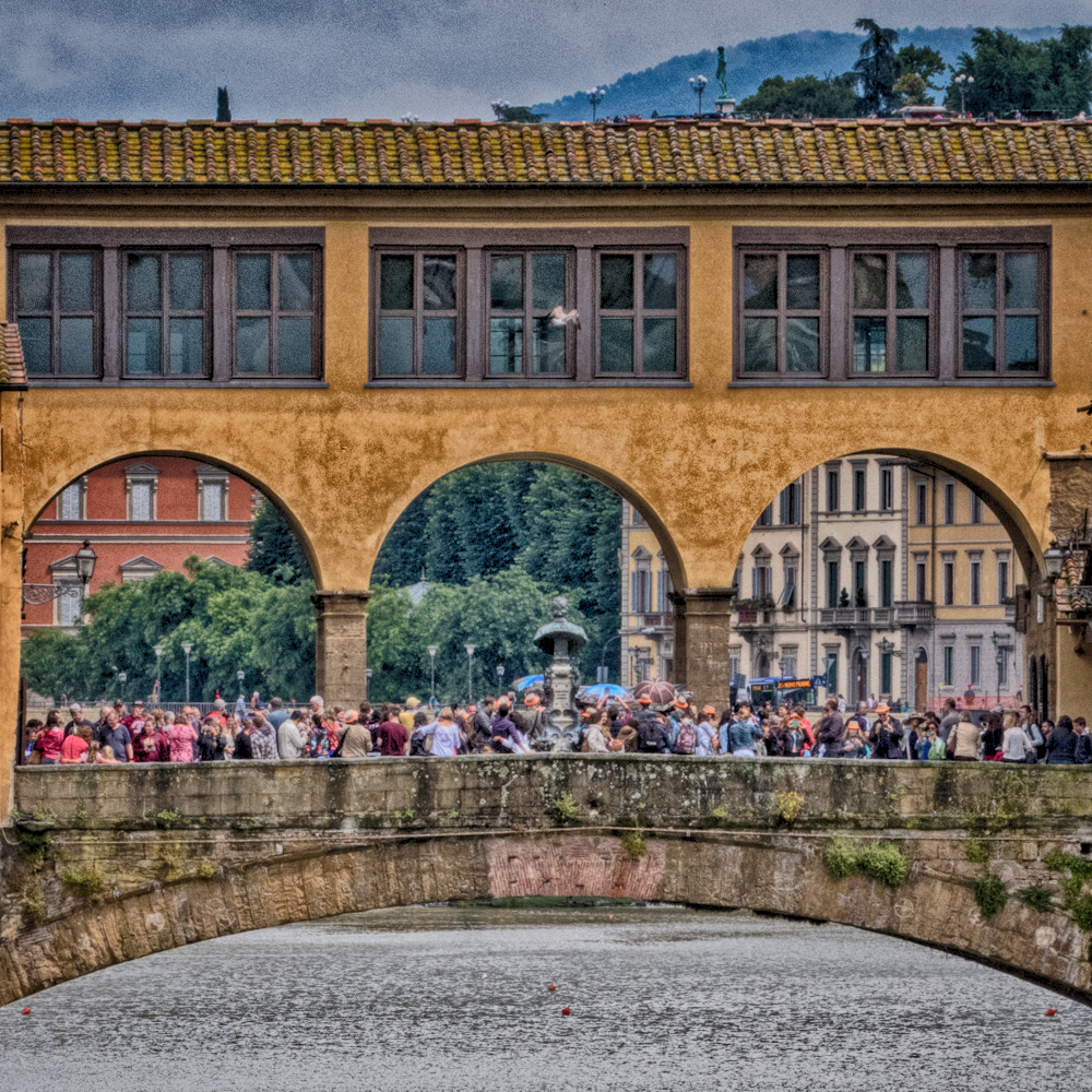 ponte vecchio crowds1